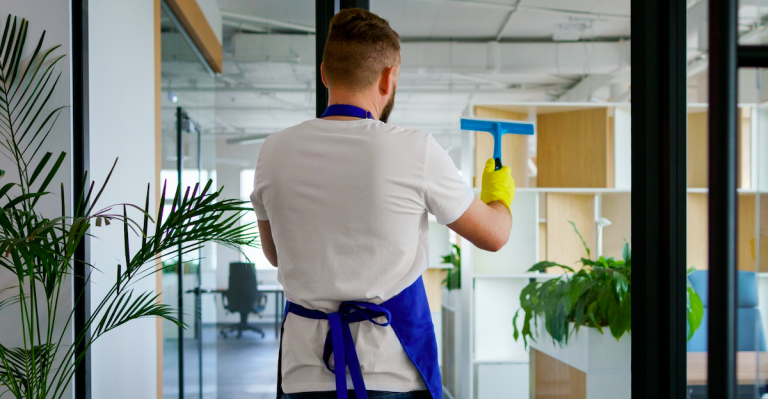 Ganhe até C$ 35/hora! Vagas de emprego em limpeza e manutenção